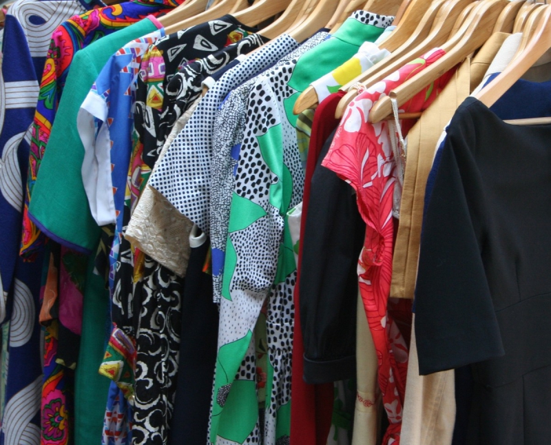 magasin-CASTELLAR-min_dresses_apparel_clothing_clothes_clothes_hangers_wooden_hangers_retail_shop_closet-1149845